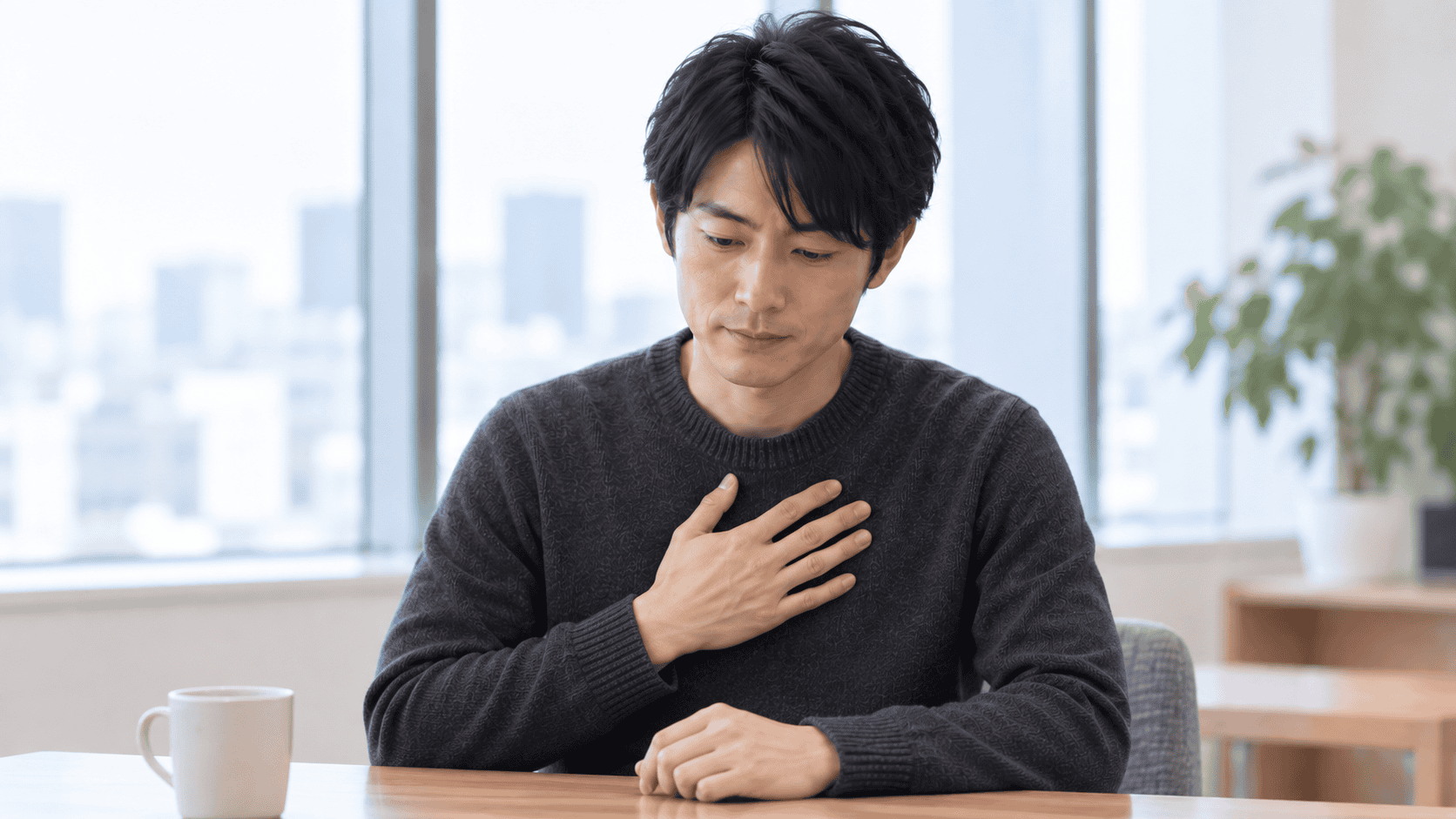 胸元に手を置いている人物