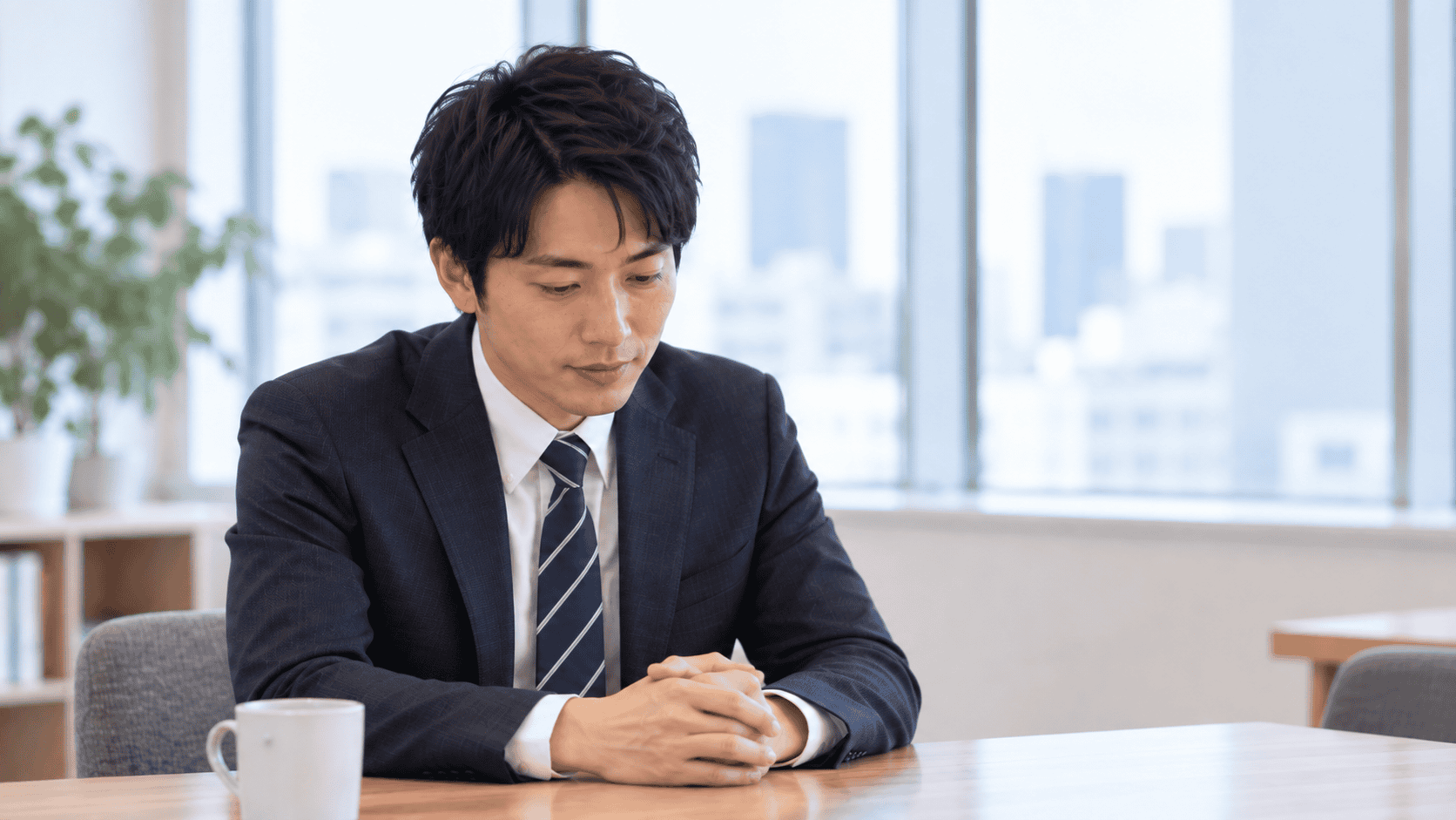視線を下げている人物