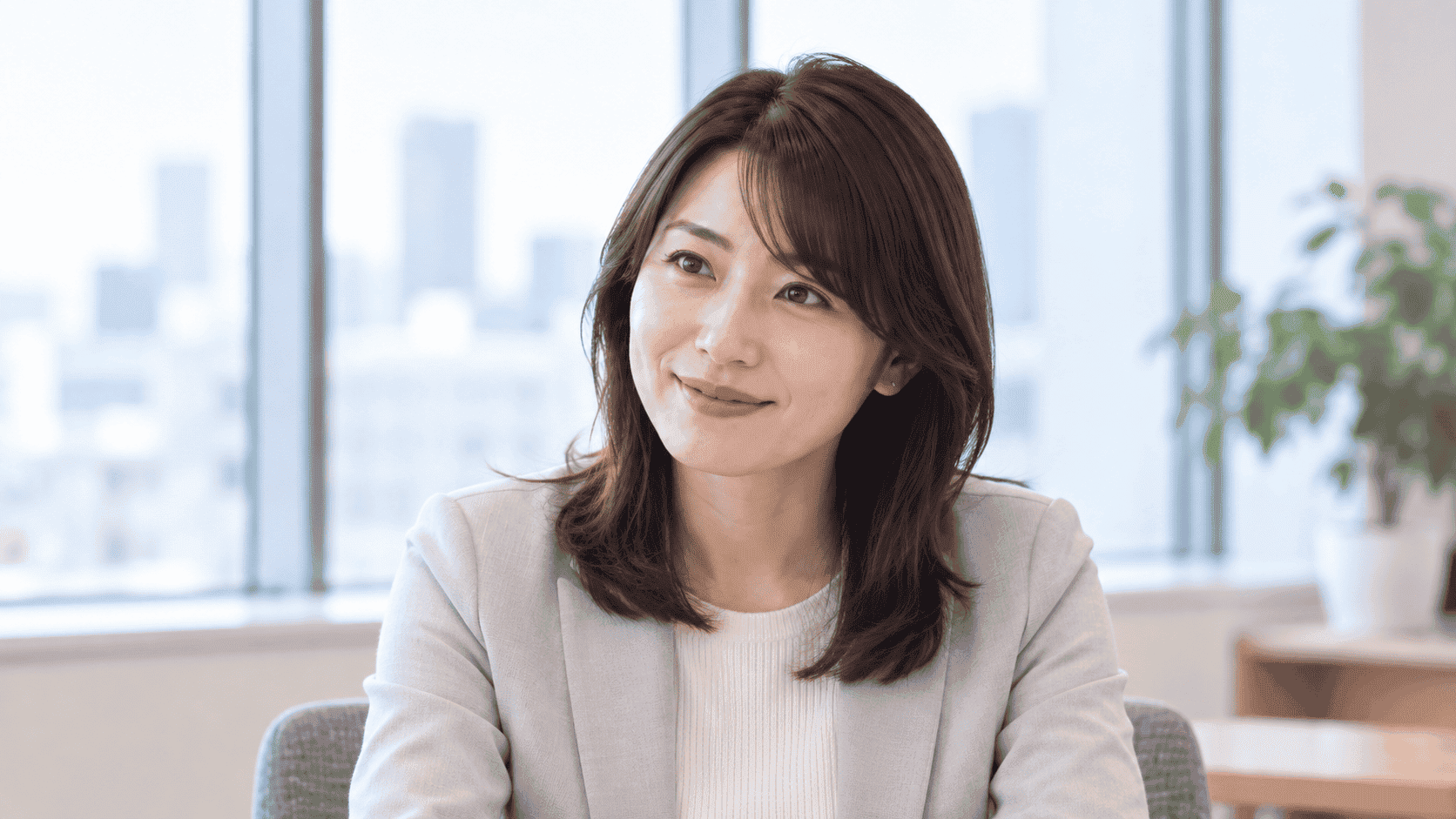 穏やかに微笑んでいる人物